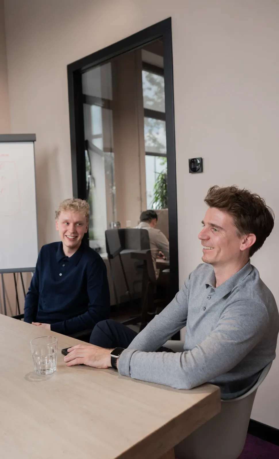 Collega's in overleg aan tafel