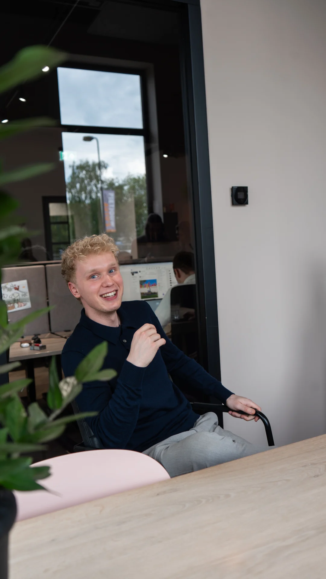 Kandidaat aan het werk bij een technische werkgever